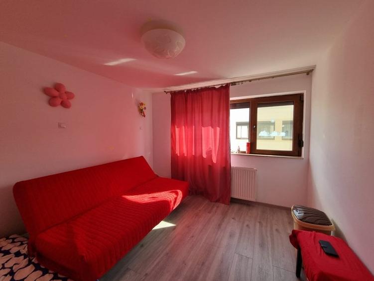 Casă individuală cu 4 camere cu Canalizare în 1 Decembrie