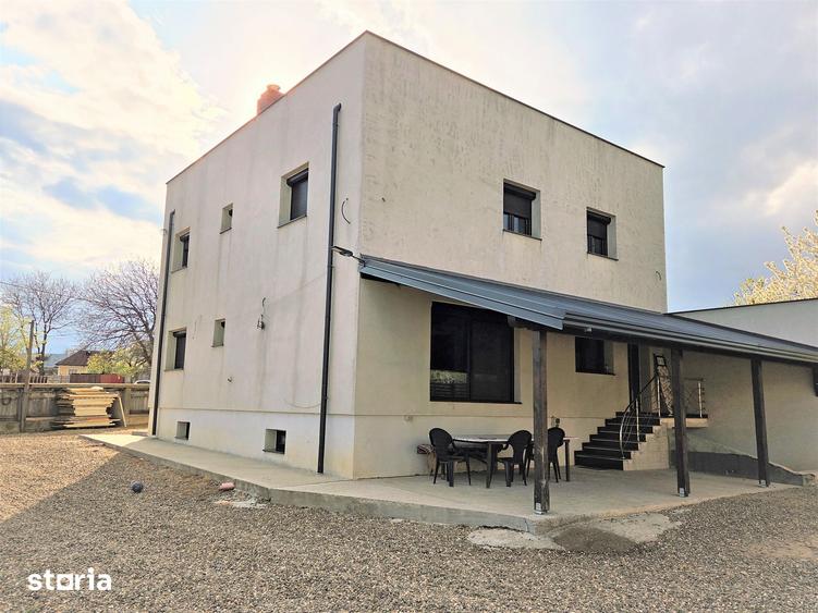 Casă cu 5 camere cu Teren 2867 Mp în Păunești