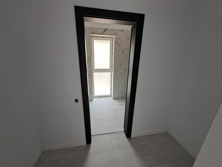 Apartament cu 4 camere semidecomandat în Florești