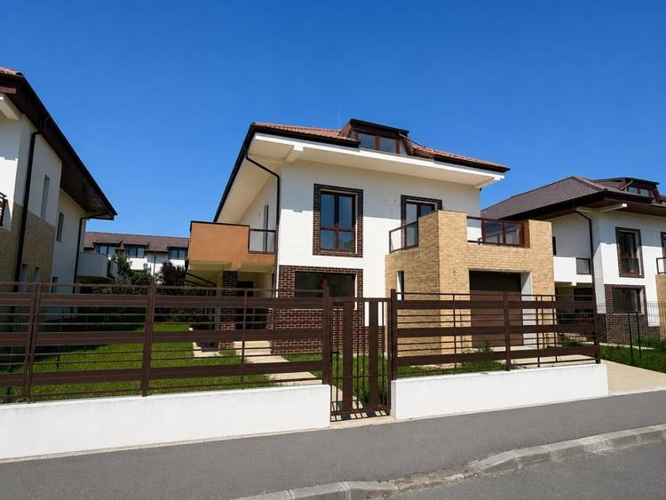 Casă individuală cu 5 camere cu Canalizare în Crevedia