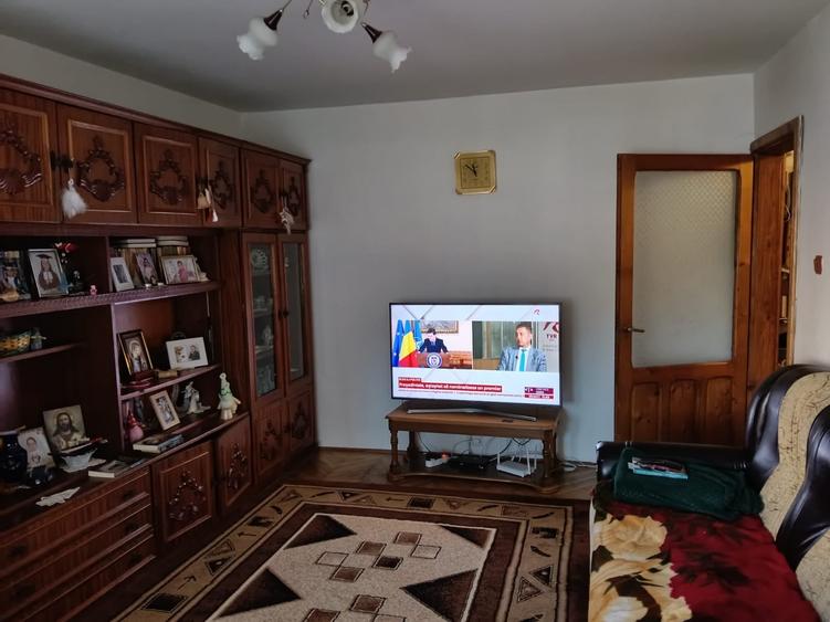 Apartament cu 3 camere decomandat în Craiovița Nouă