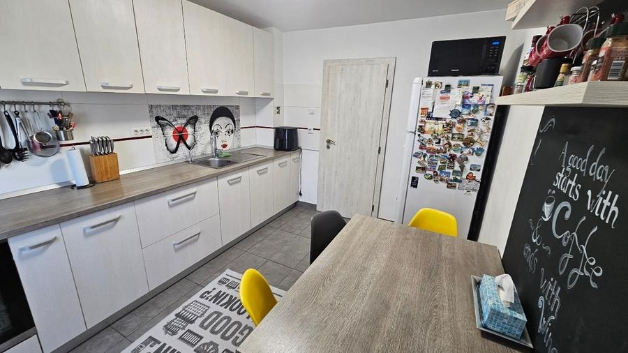 Apartament cu 4 camere decomandat, mobilat în Dacia
