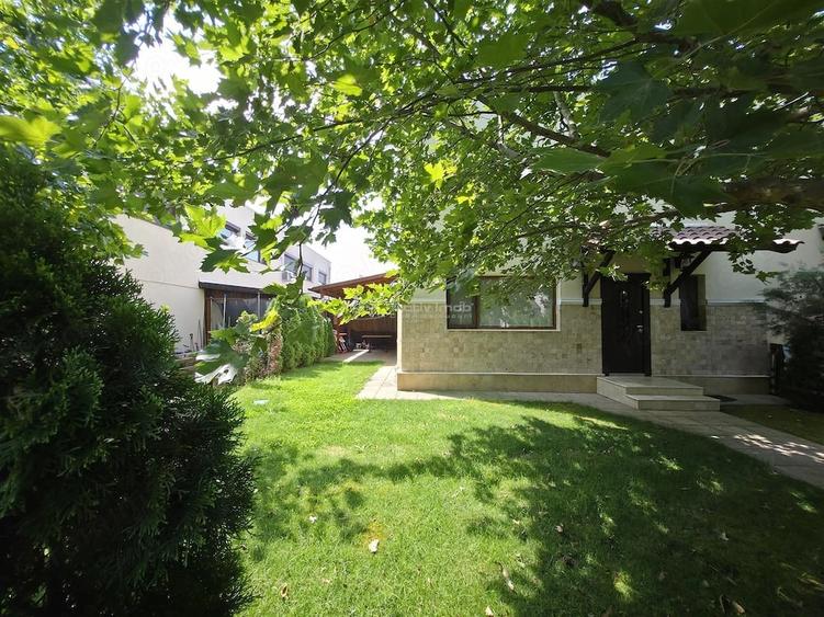 Casă cu 4 camere cu Teren 100 Mp în 1 Decembrie
