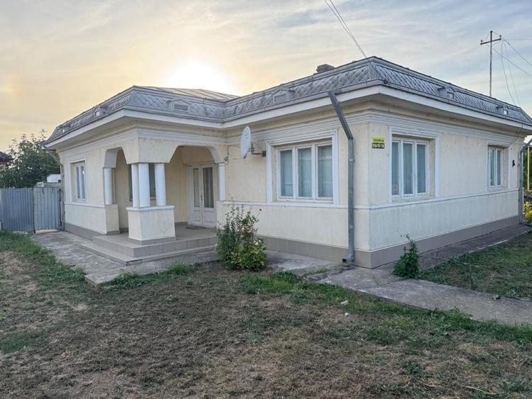 Casă cu 4 camere decomandat în Central
