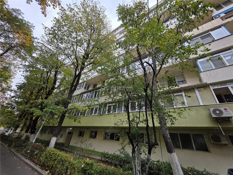 Apartament cu 3 camere semidecomandat în Vatra Luminoasă