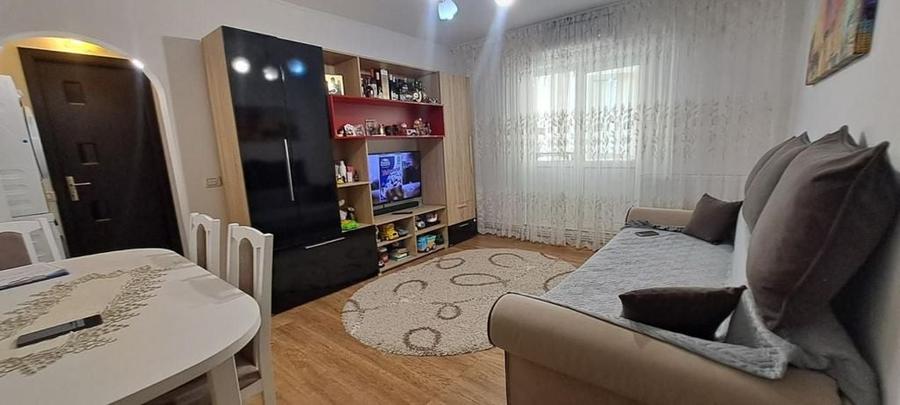 Apartament cu 3 camere semidecomandat în Tătărași
