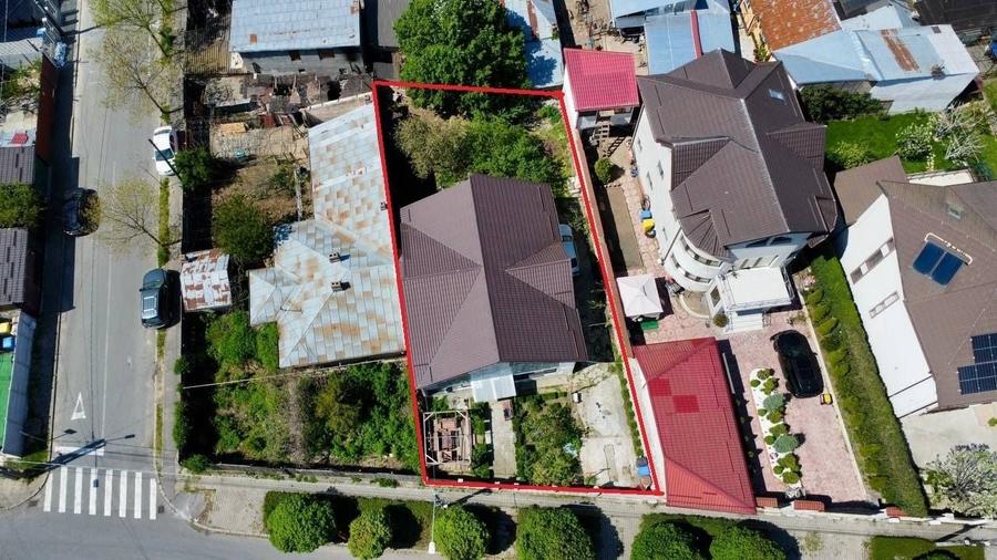Casă individuală cu 6 camere cu Canalizare în Central