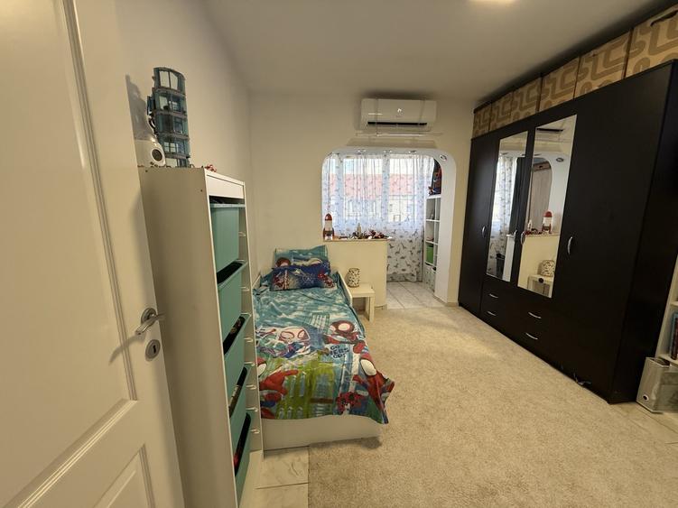 Apartament cu 3 camere decomandat, mobilat în Lipovei