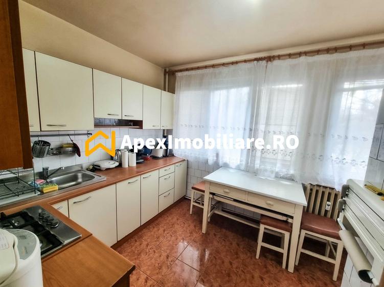 Apartament cu 3 camere semidecomandat, mobilat în Berceni