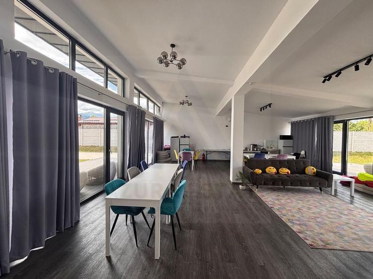 Casă individuală cu 10 camere cu Canalizare în Central