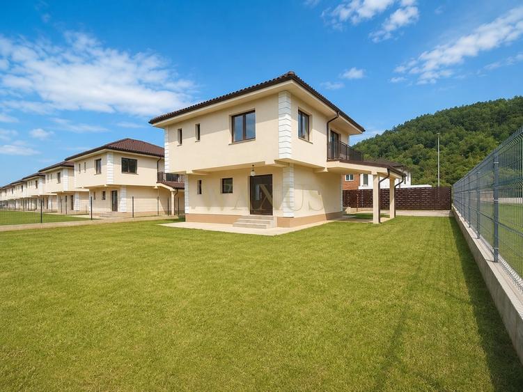Casă individuală cu 4 camere cu Canalizare în Luna de Sus