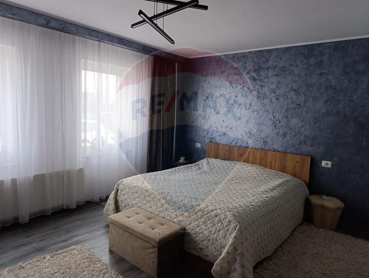 Casă individuală cu 5 camere cu Teren 343 Mp în Est