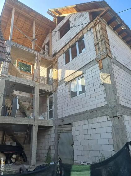Spațiu comercial, de 840 mp, în Petros