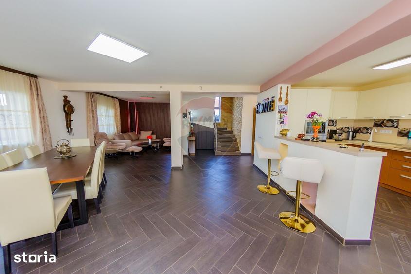 Casă cu 4 camere cu Teren 547 Mp în Central