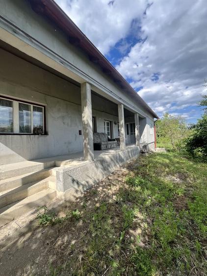 Casă cu 4 camere în Petrești