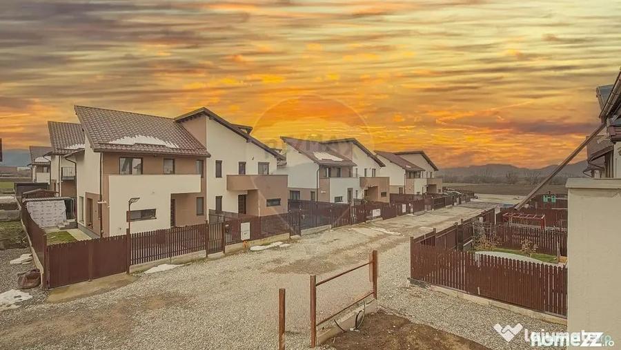 Casă cu 4 camere cu Teren 220 Mp în Baciu
