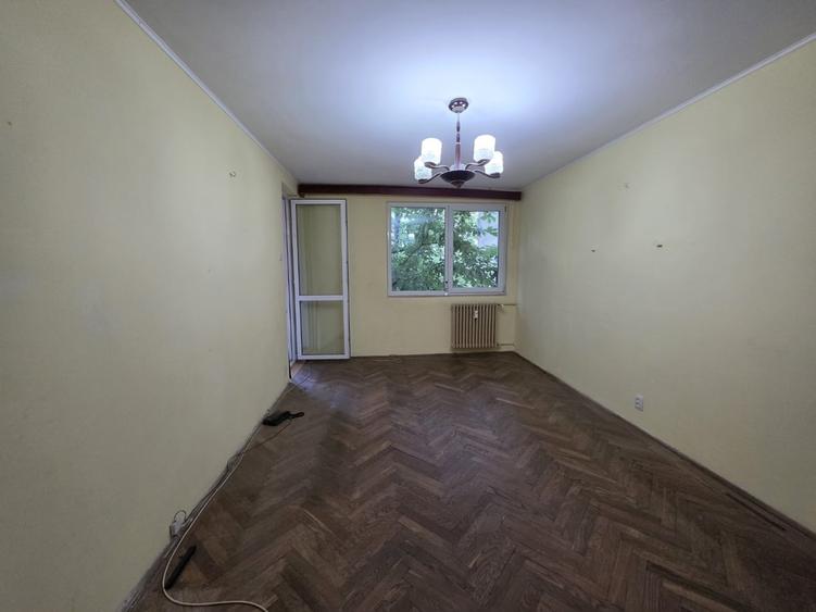 Apartament cu 4 camere semidecomandat în Titan