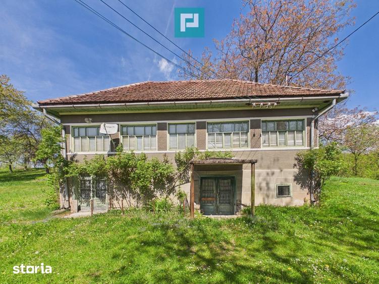 Casă cu 2 camere cu Teren 24270 Mp în Central