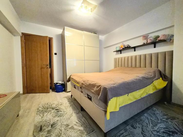 Apartament cu 3 camere decomandat în Titan