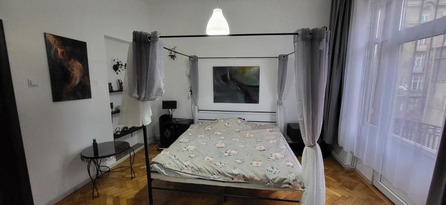 Apartament cu 3 camere, mobilat în P-ța Universității