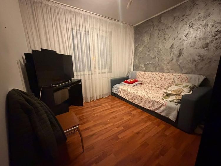 Apartament cu 4 camere semidecomandat, mobilat în Dristor