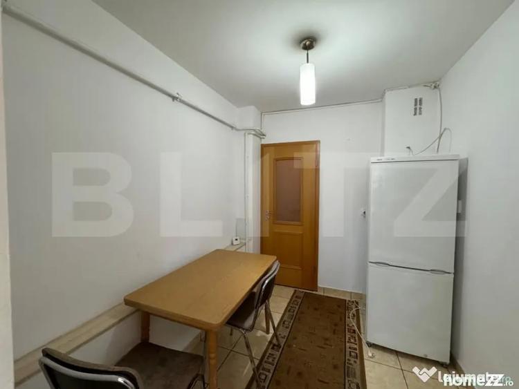 Apartament cu 3 camere decomandat în Sărari