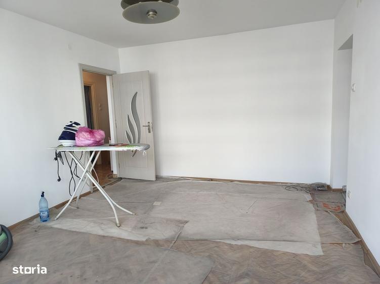 Apartament cu 3 camere semidecomandat în Giulești