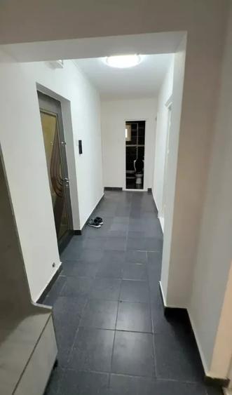 Apartament cu 3 camere decomandat, mobilat în Nicolina