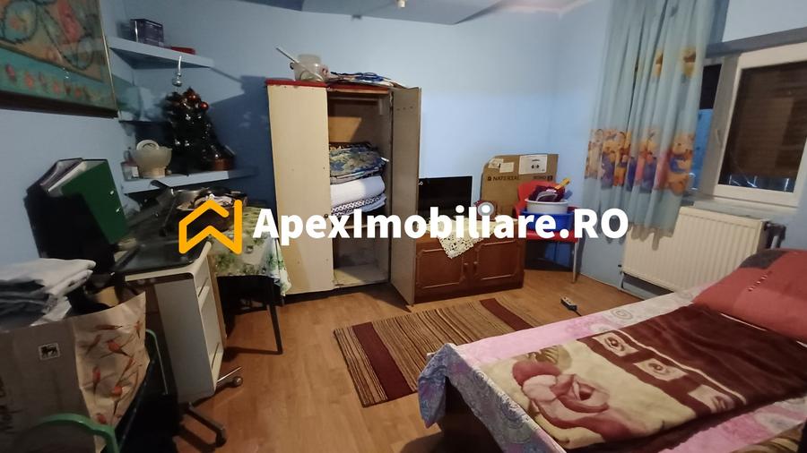 Casă individuală cu 15 camere cu Canalizare în Apărătorii Patriei