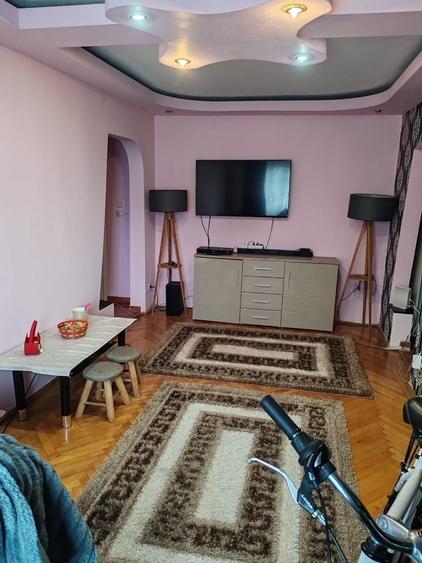 Apartament cu 3 camere semidecomandat în Satu Nou