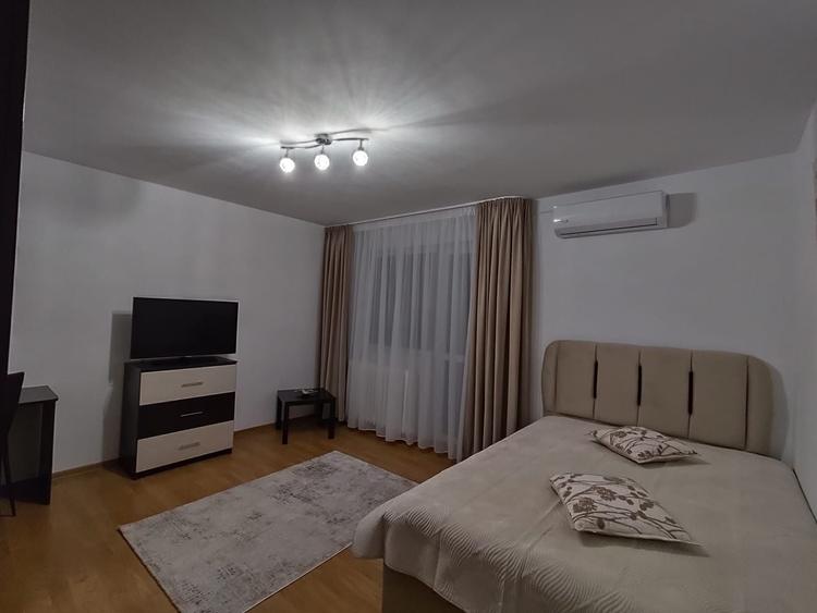 Garsonieră decomandată în Titan