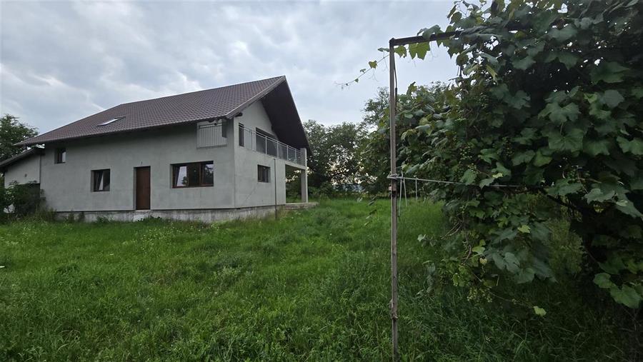 Casă cu 5 camere cu Teren 1483 Mp în Mitocu Dragomirnei