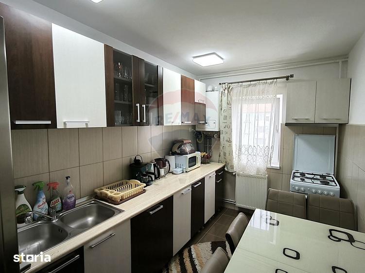 Apartament cu 3 camere decomandat în Vitrometan