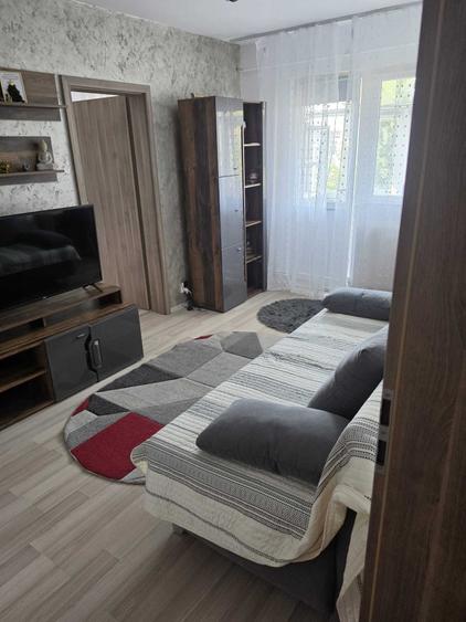 Apartament cu 2 camere semidecomandat în Craiovița Nouă