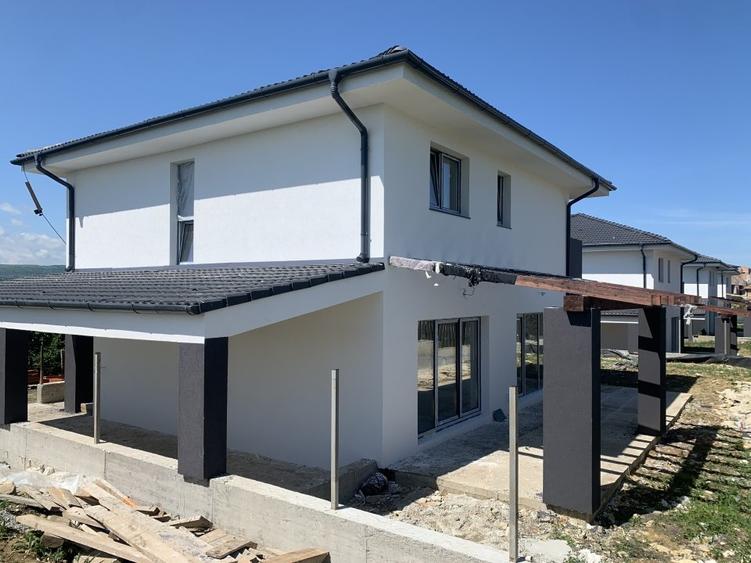 Casă individuală cu 4 camere cu Garaj în Dezmir