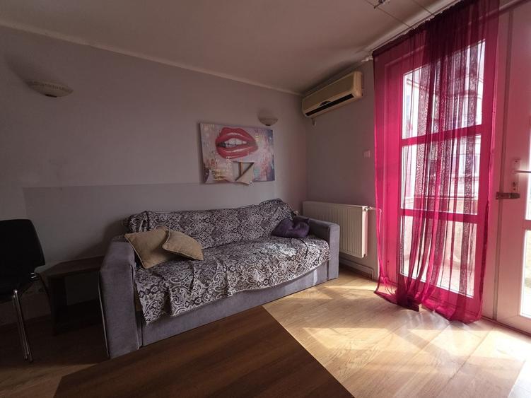 Apartament cu 3 camere semidecomandat, mobilat în