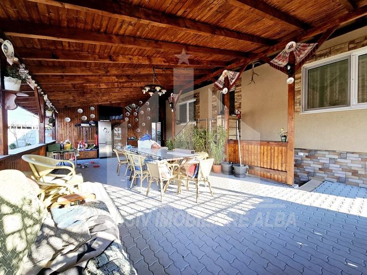Casă individuală cu 6 camere cu Canalizare în Bărăbanț