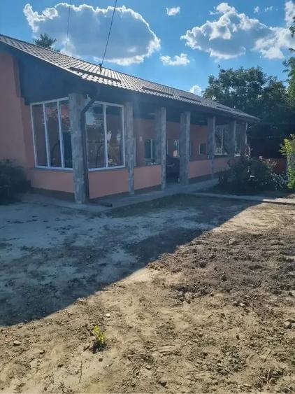 Casă cu 3 camere cu Teren 1900 Mp în Topalu