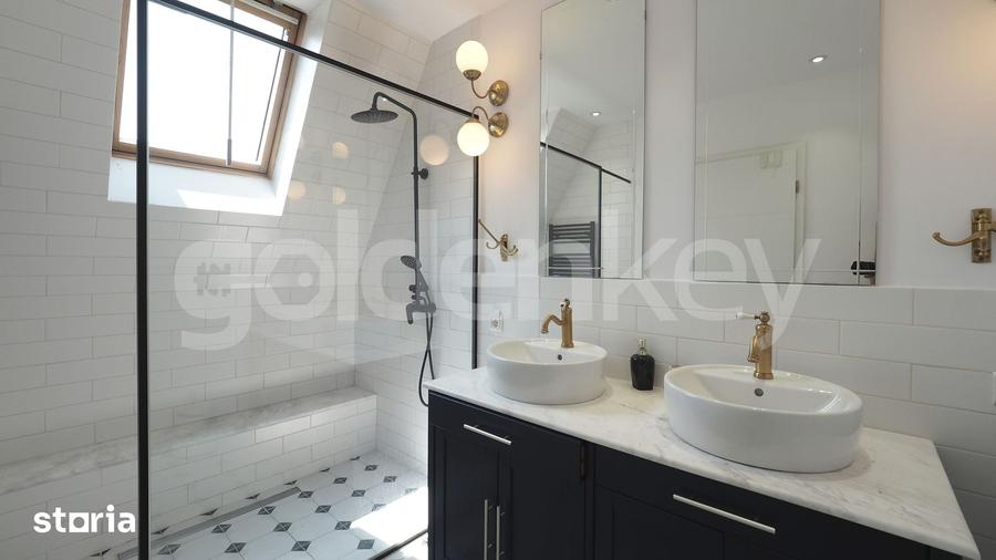 Casă cu 7 camere cu Teren 250 Mp în Central