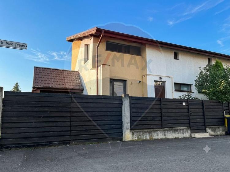 Duplex cu 4 camere cu Teren 231 Mp în IAR