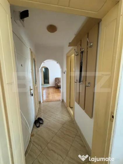Apartament cu 3 camere semidecomandat, mobilat în Central