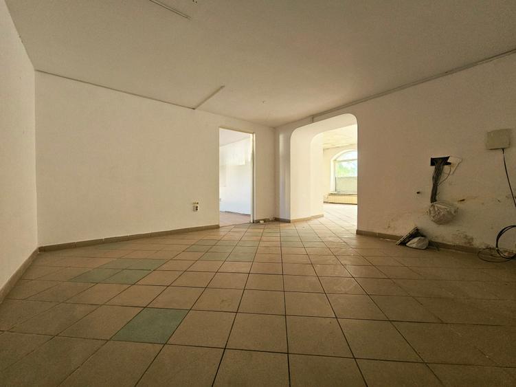 Casă individuală cu 12 camere cu Canalizare în Casa de Cultură