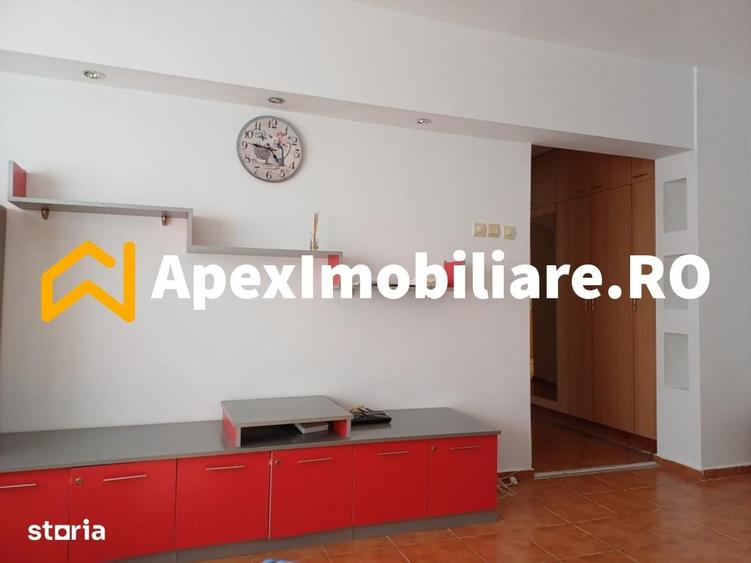 Apartament cu 3 camere semidecomandat, mobilat în Apărătorii Patriei