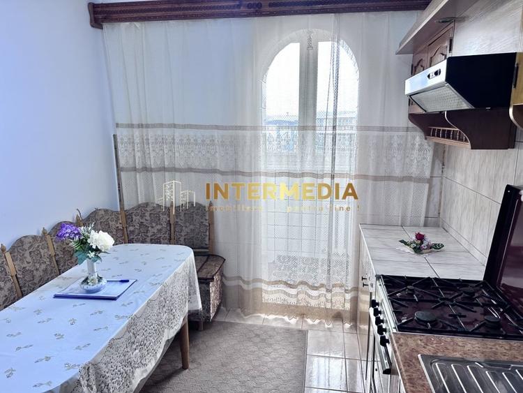 Apartament cu 3 camere decomandat, mobilat în Cetate