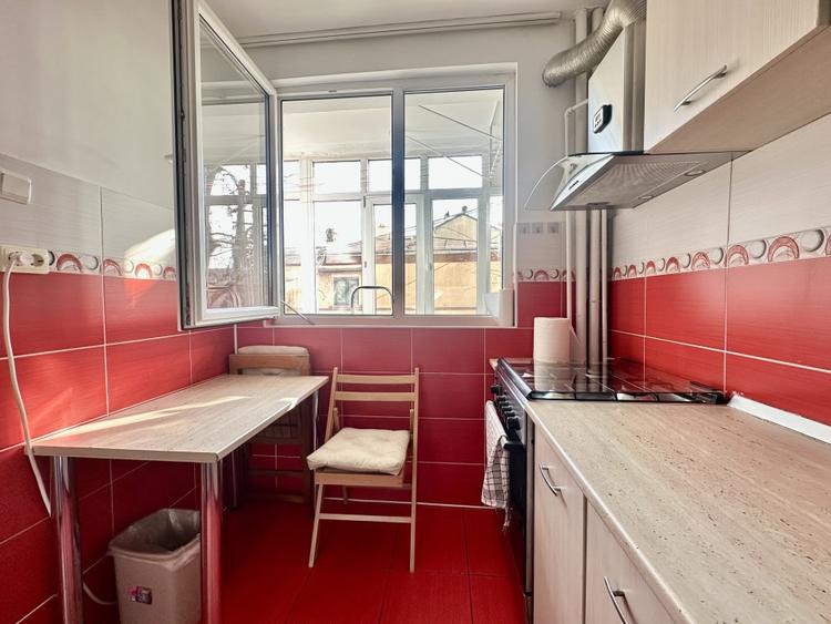 Apartament cu 2 camere semidecomandat, mobilat în 1 Mai