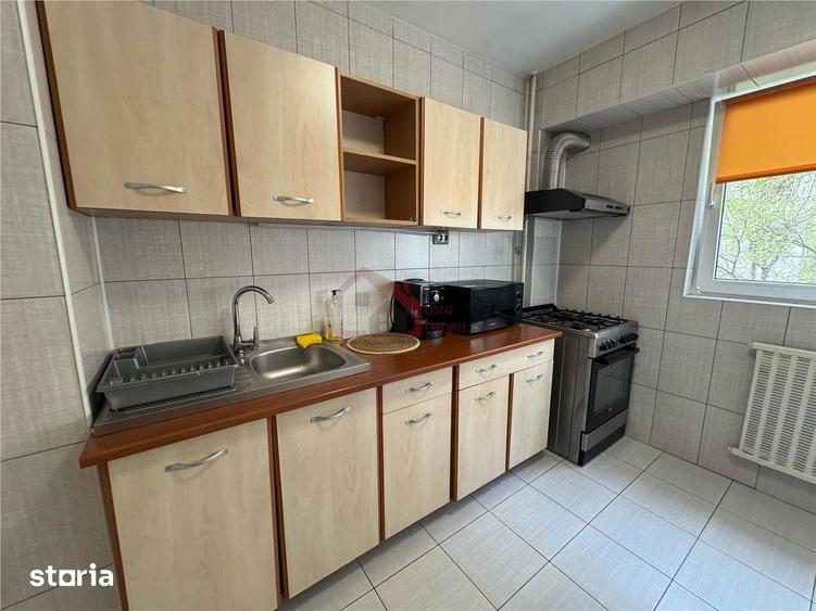 Apartament cu 2 camere semidecomandat, mobilat în Tei