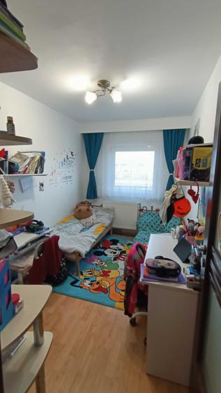 Apartament cu 3 camere decomandat în Exterior Vest