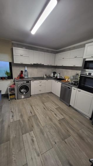 Casă individuală cu 6 camere cu Canalizare în Periferie