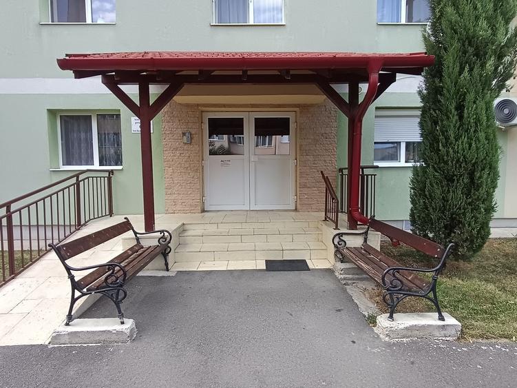 Apartament cu 3 camere decomandat în Sânmartin