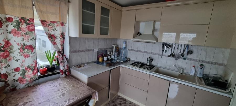 Casă individuală cu 8 camere cu Canalizare în Nord